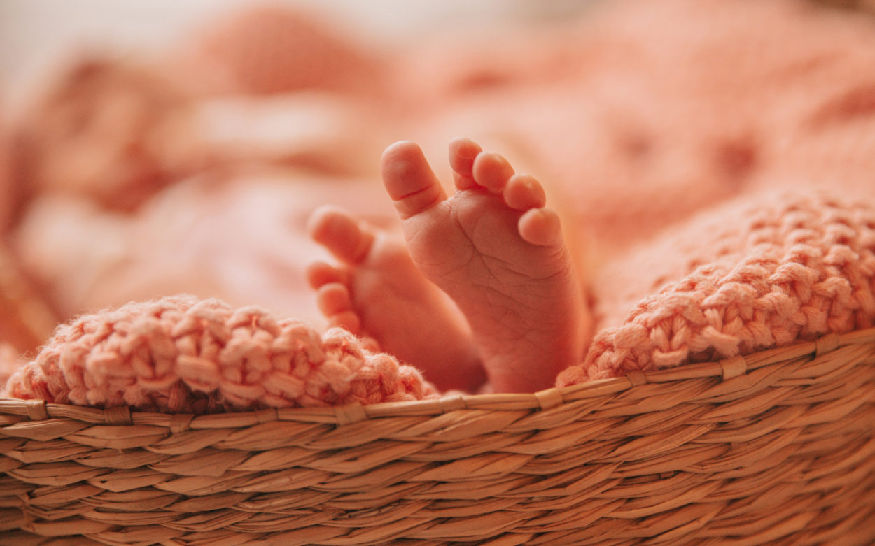 Fotoshooting Neugeborene – wundervoller Moment voller Nähe und Liebe