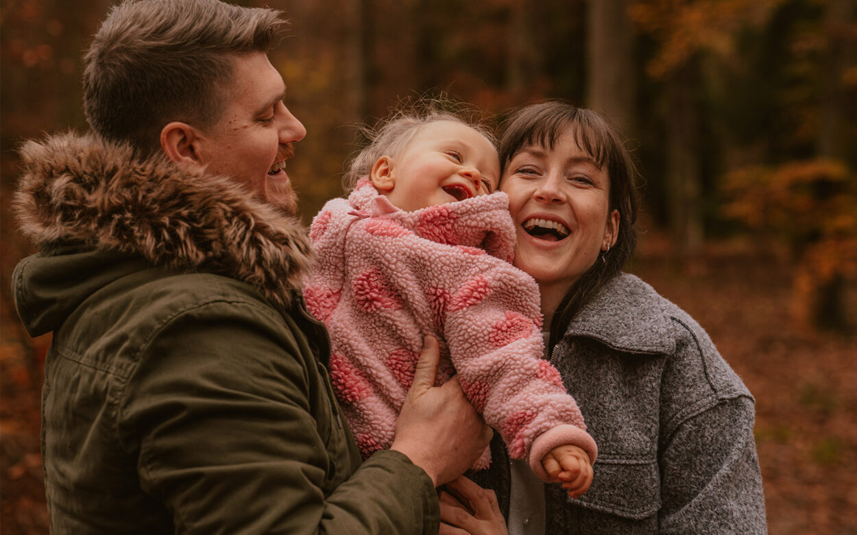 Authentische Familienfotografie im goldenen Herbst