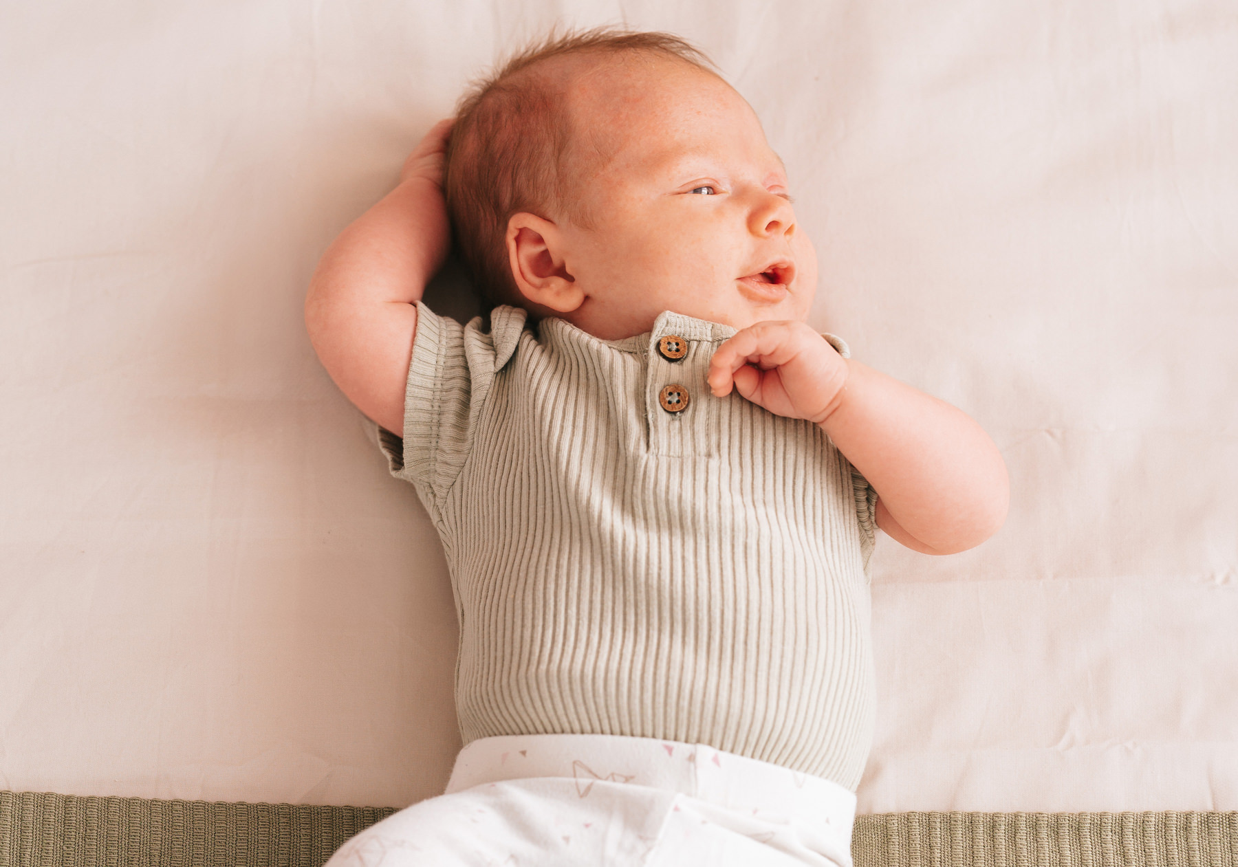 Newborn-Fotoshooting im Tageslichtstudio – Authentische Erinnerungen