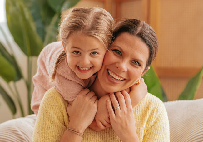 Natürliche Momente beim Familienshooting im Tageslichtstudio