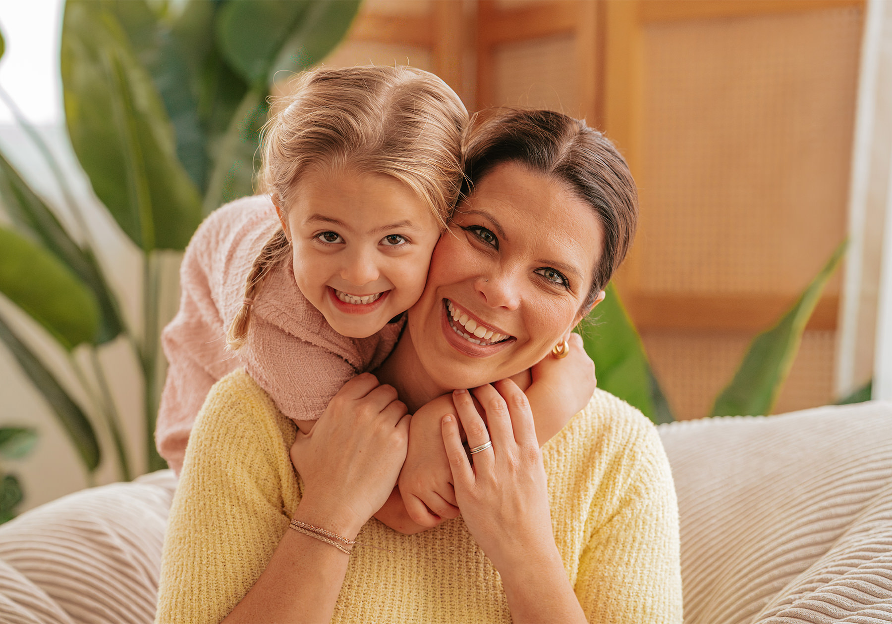Natürliche Momente beim Familienshooting im Tageslichtstudio